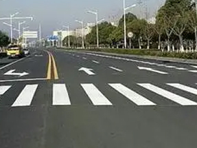 䰸